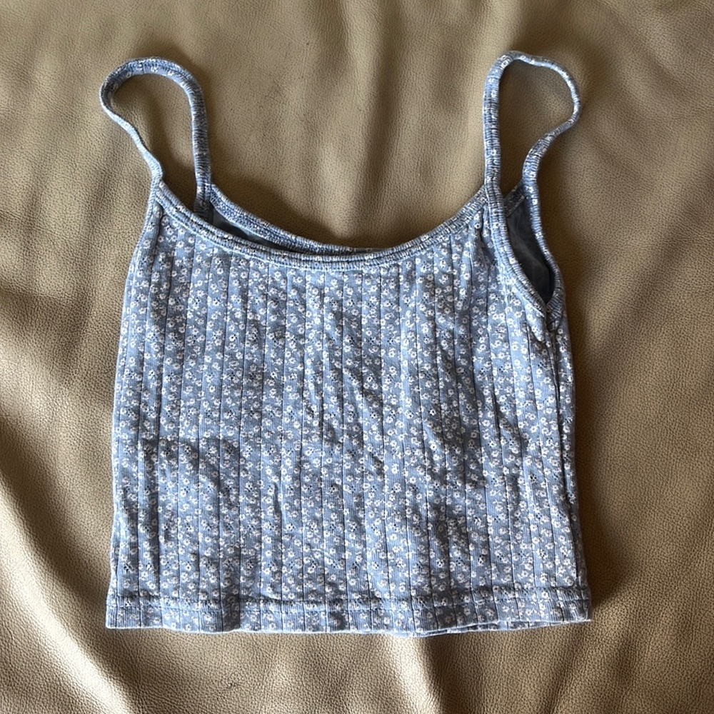 BRANDY MELVILLE/JOHN GALT LIGHT BLUE FLORAL CROPPED TANK TOP